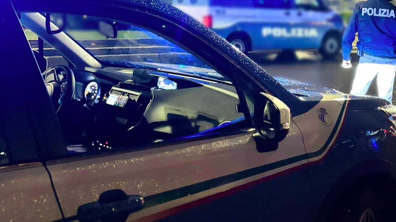Roma, donna cade dal balcone e precipita per due piani alla Giustiniana: grave 43enne