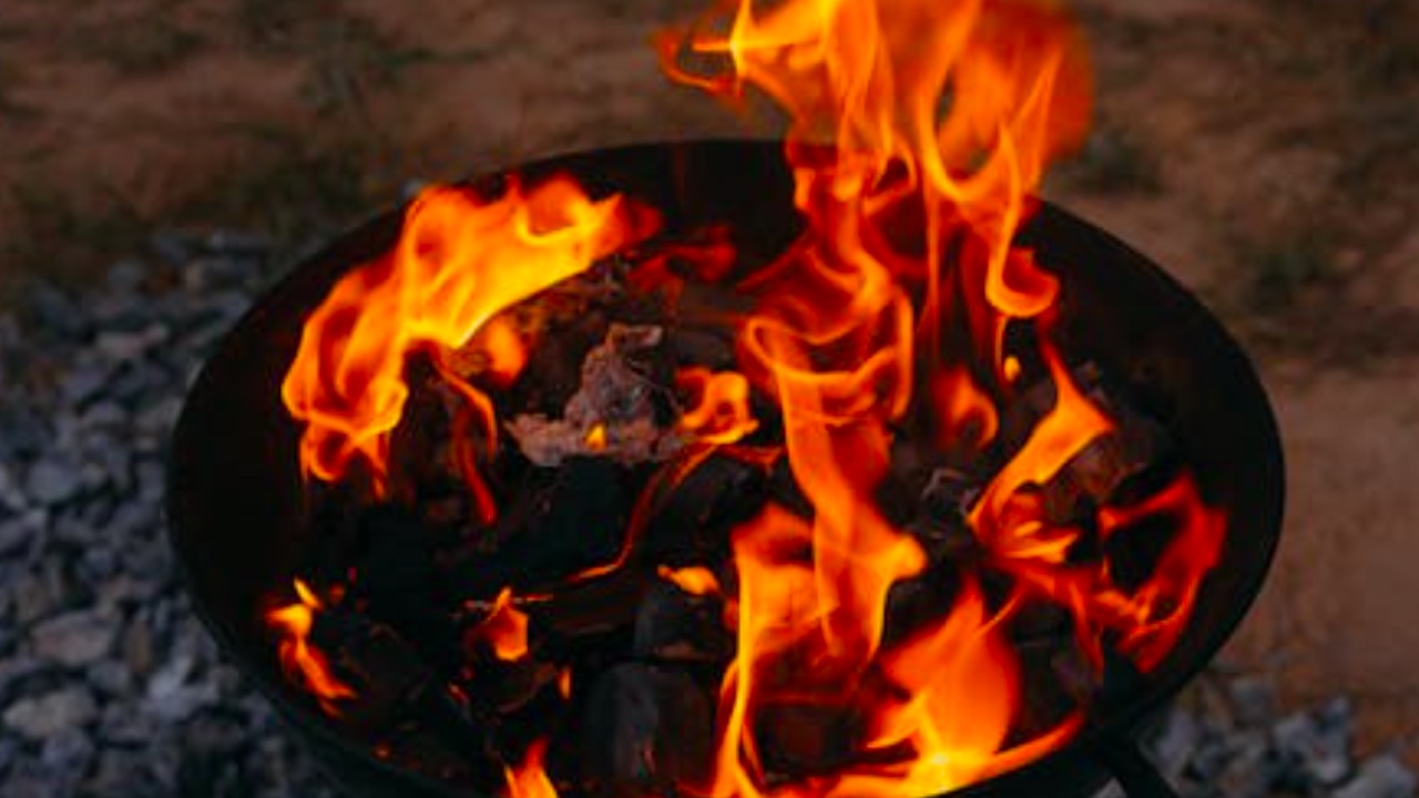 Roma, fiammata mentre accende il barbecue sul terrazzo: grave 18enne