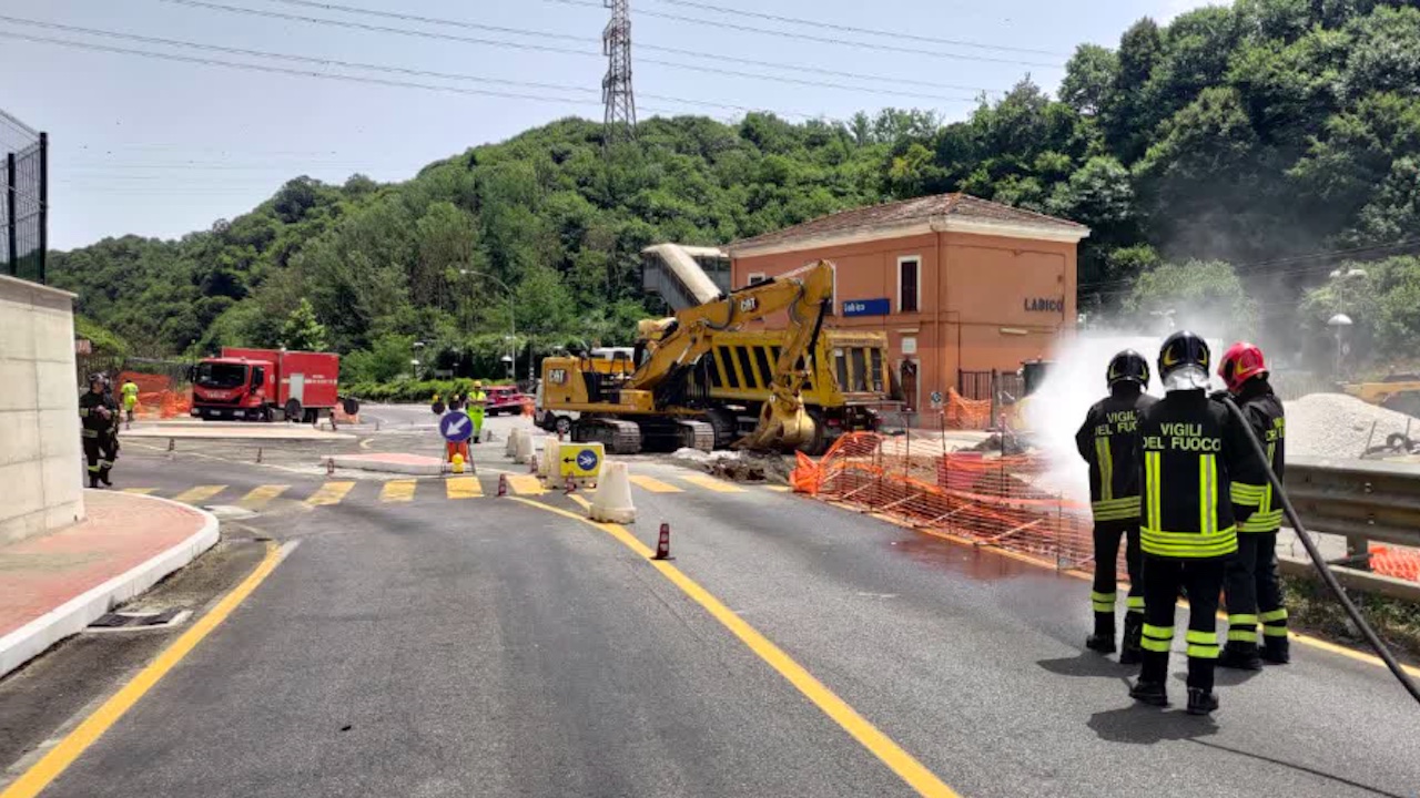 Roma, fuga di gas durante lavori a Labico: chiuso tratto Casilina e stop treni