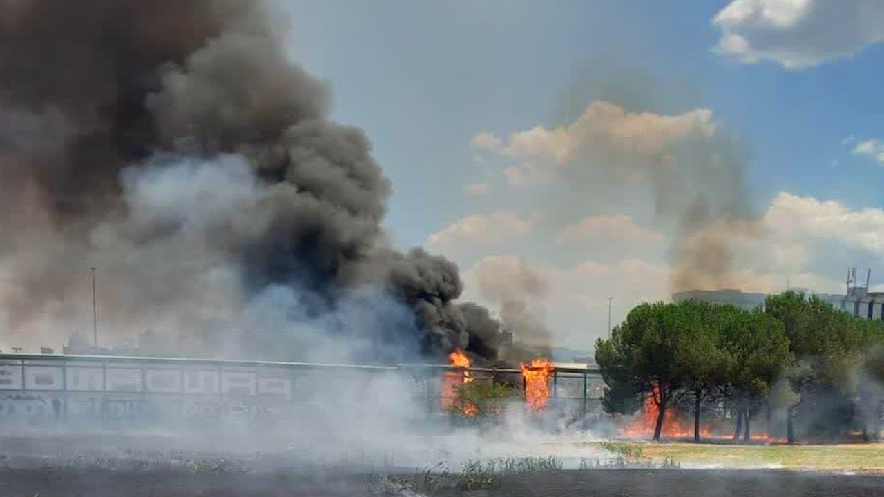 Incendio a Cinecittà Est, fiamme e fumo fino al Gra: esplose bombole gpl