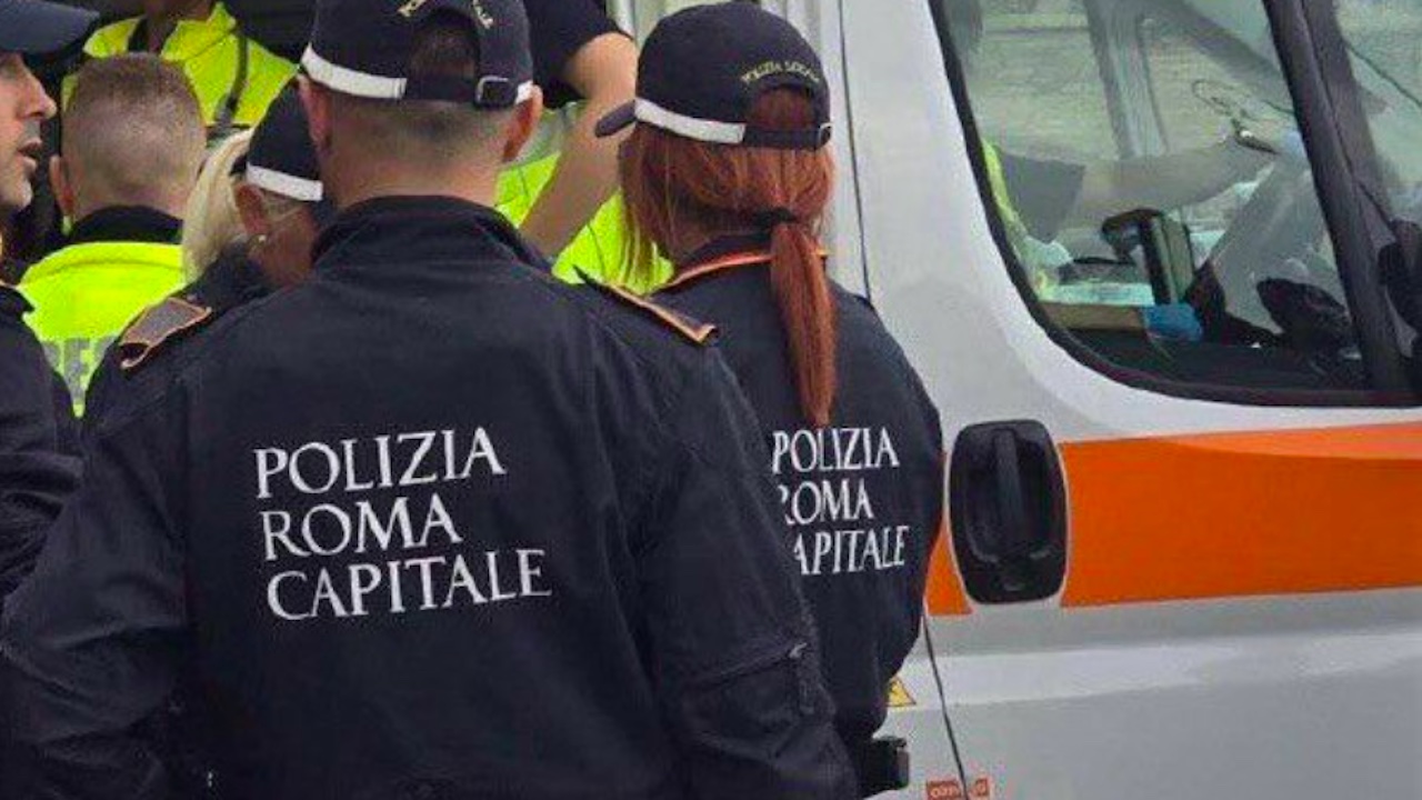 Roma, vigile investito all'Eur mentre era in servizio per le chiusure stradali: grave 63enne