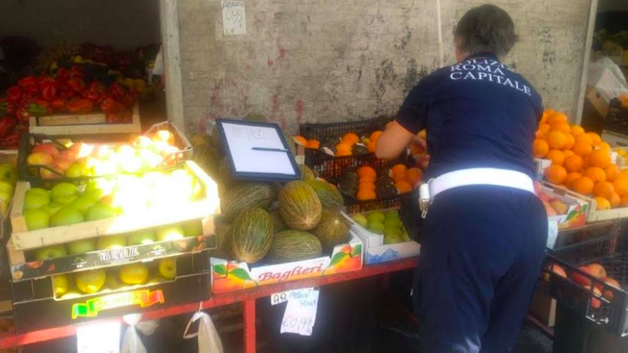 Roma, oltre 2 tonnellate di frutta e verdura sequestrate: sanzioni per 6mila euro