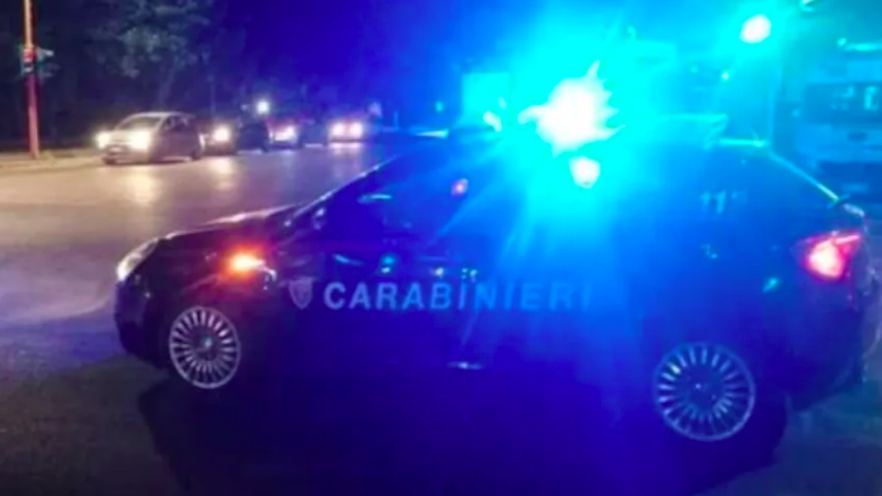 Spari nella notte a Tor Bella Monaca, due uomini feriti alle gambe: indagini in corso