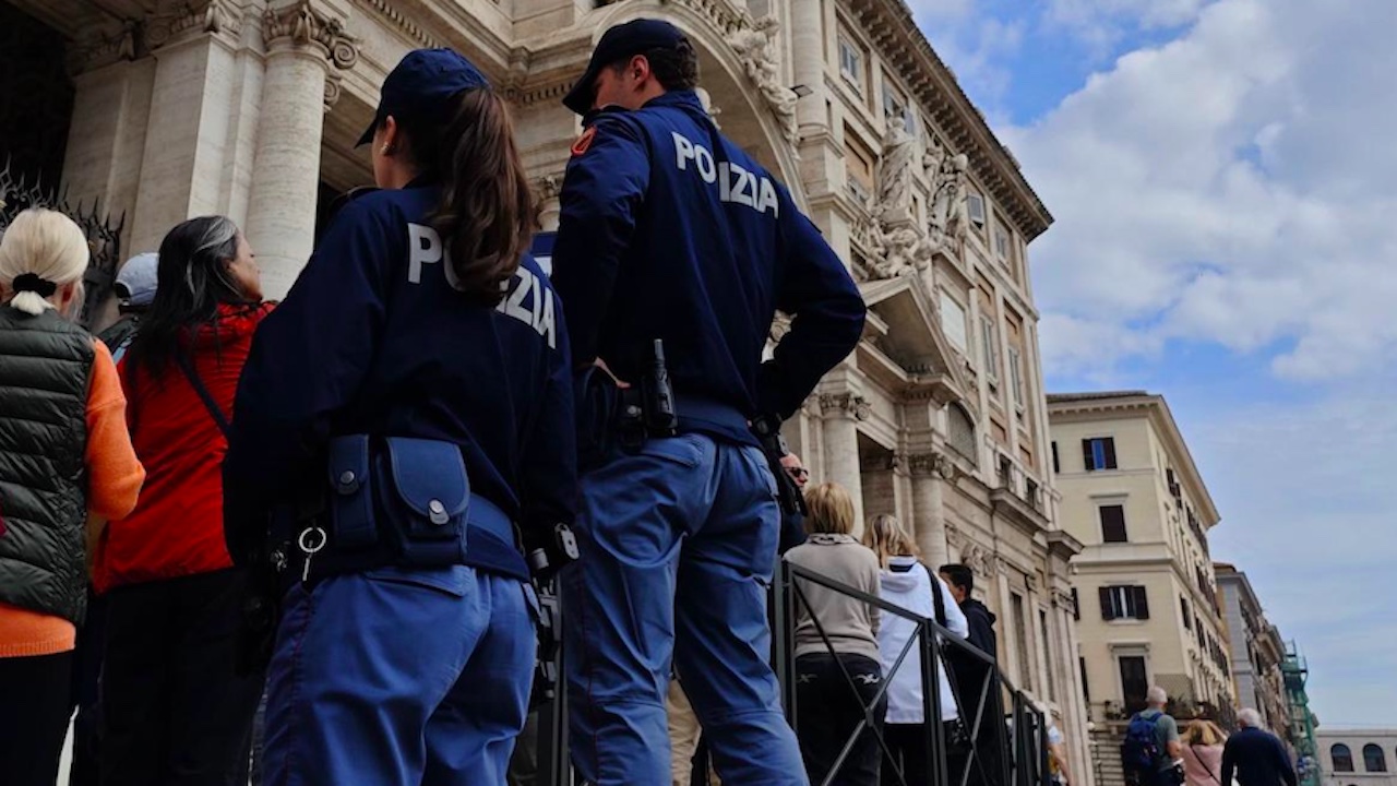 Santa Maria Maggiore, borseggiatrice in azione tra i fedeli in visita alla tomba di Papa Francesco