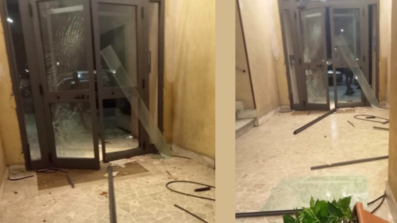 Ostia, bomba carta esplode nella notte davanti a un palazzo a Stella Polare
