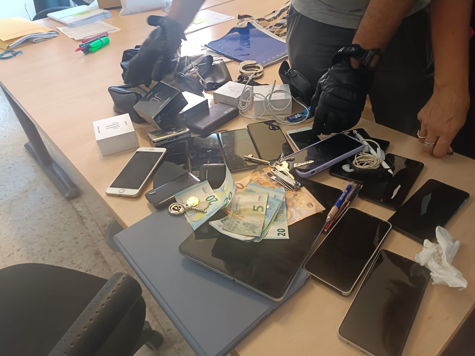 Spaccio in piazza Pepe e merce rubata al mercato di Via Principe Amedeo sequestrata dalla Polizia locale