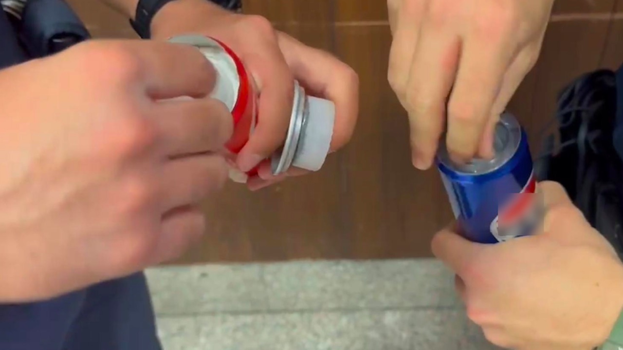 Roma, cocaina a domicilio nascosta nel doppiofondo delle lattine: arrestata pusher