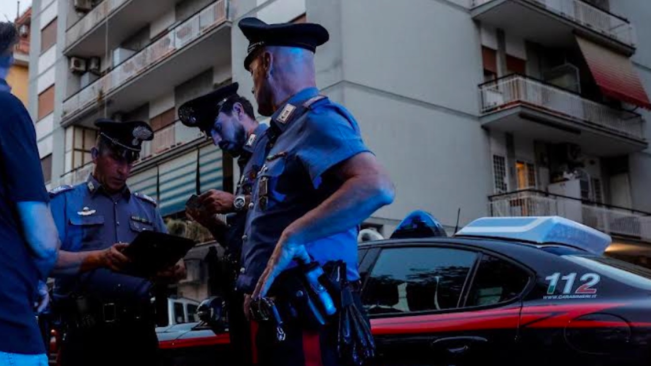 Roma, vuole i soldi per la droga e prende a calci e morsi i genitori