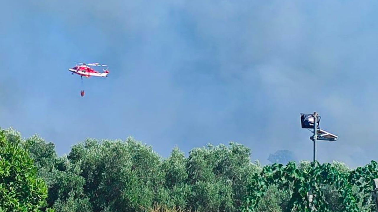 Incendi Roma, fiamme dal litorale ai Castelli: casa di riposo evacuata per fumo a Mentana