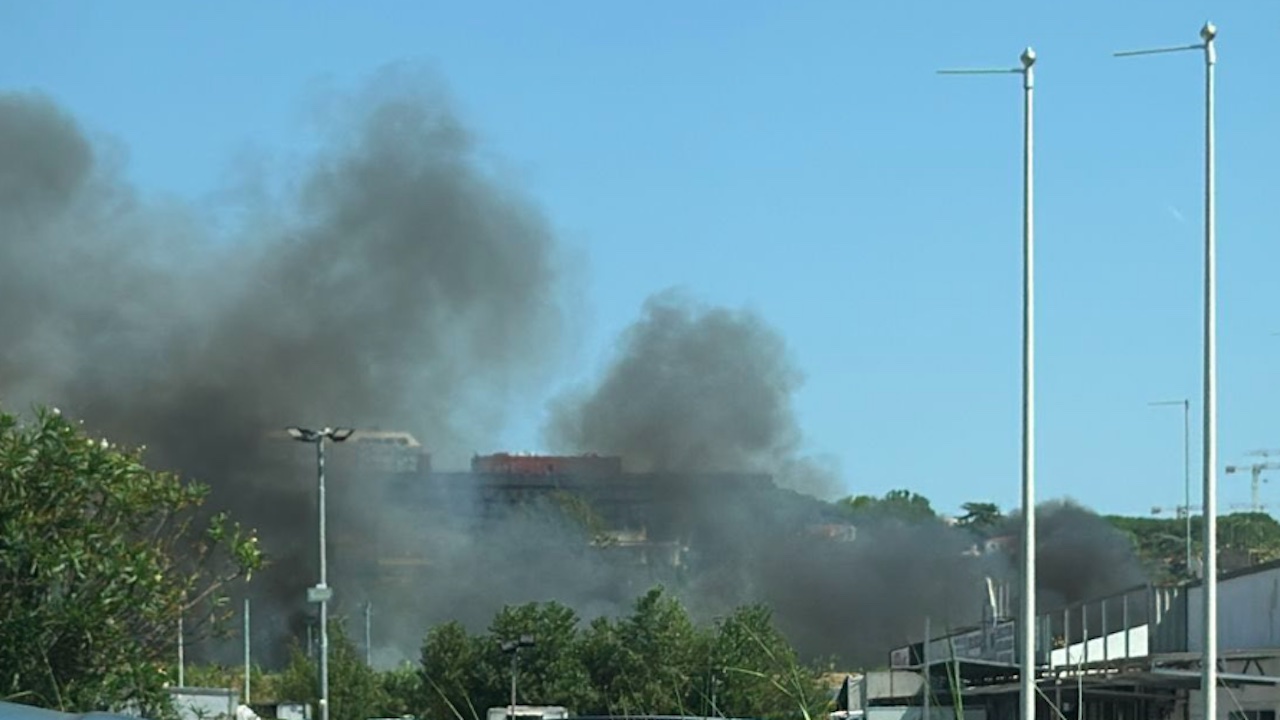 Incendi Roma, canneto in fiamme alla Magliana: fumo e traffico rallentato