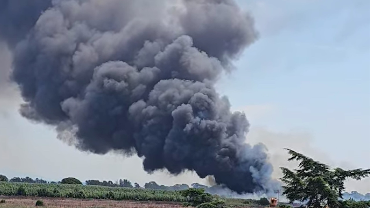 Incendio sul litorale di Roma: in fiamme rimessaggio di barche a Isola Sacra