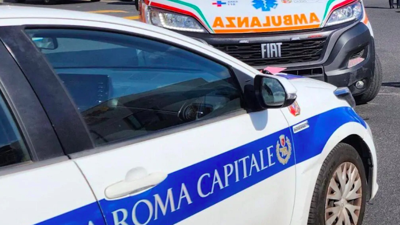 Roma, perde il controllo dello scooter e finisce fuori strada: morto 54enne