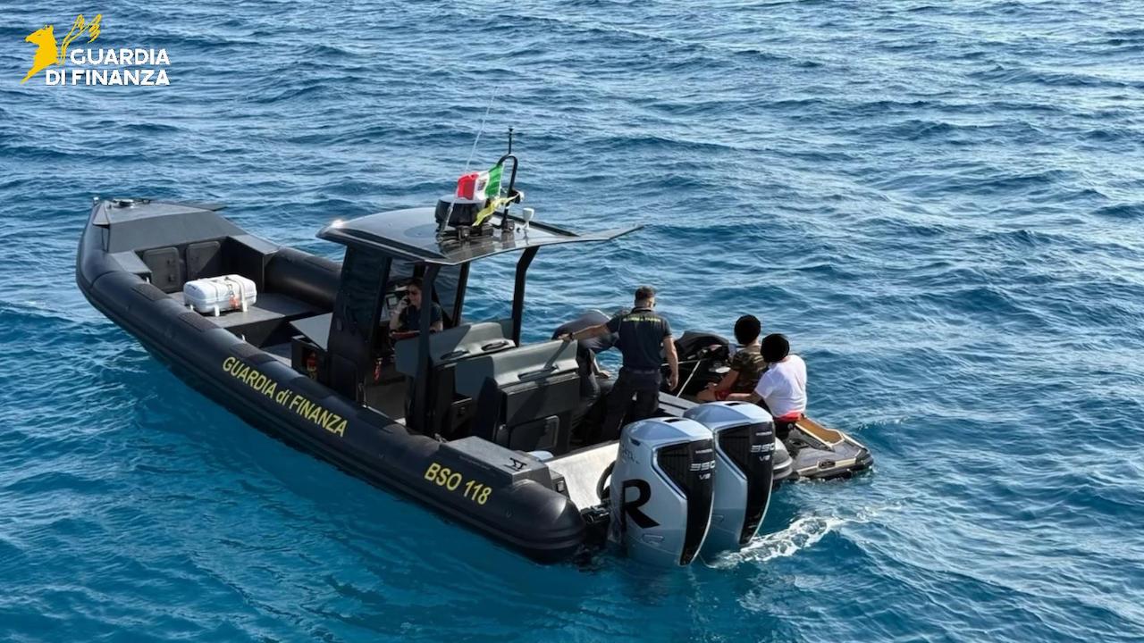Zig zag tra i bagnanti con la moto d'acqua: inseguimento da film nel mare di Gaeta