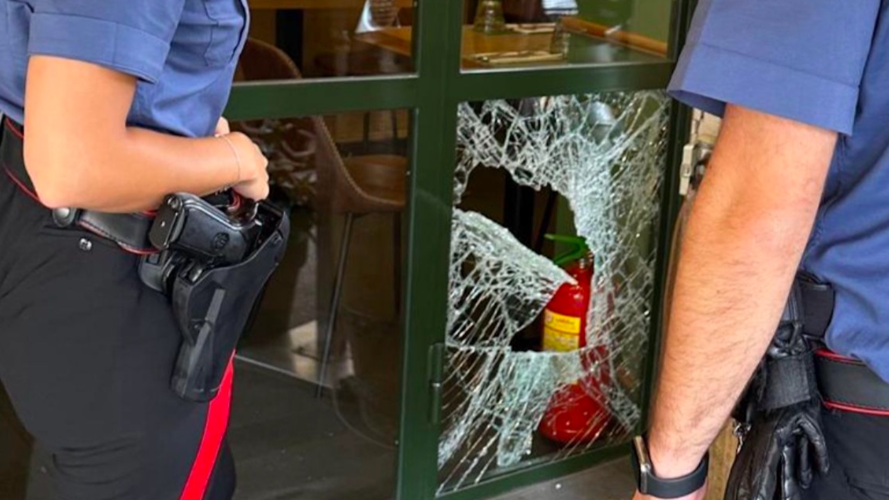 Roma, furti di vini pregiati nei ristoranti del centro: preso lo "spaccavetrine"