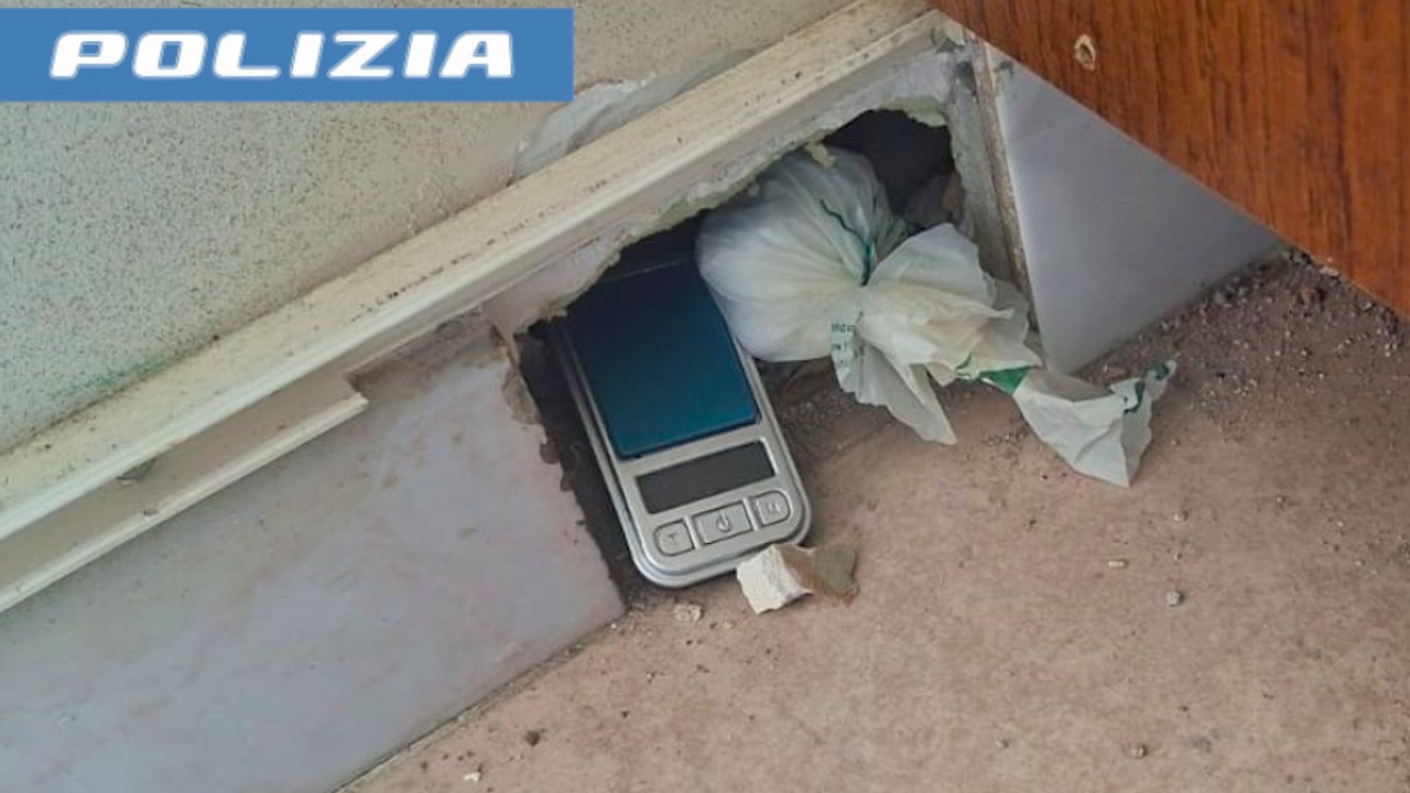 Offerte e sconti via chat per la cocaina nascosta in casa: madre e figlia arrestate a Roma