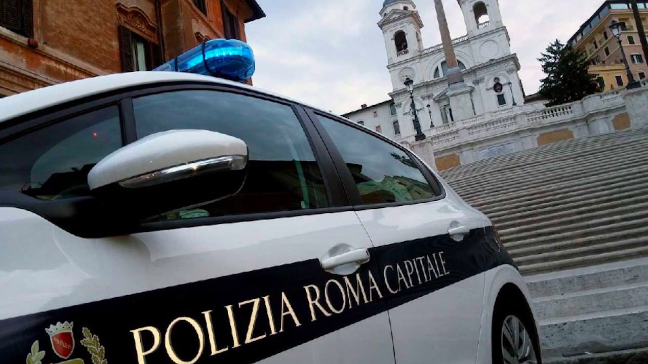 Con la jeep sulla scalinata di Trinità dei Monti: individuato 28enne al volante