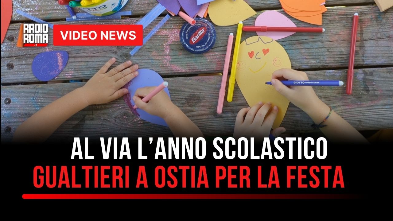 Ostia, Gualtieri alla festa dei bimbi per l'apertura dell'anno scolastico. Protesta delle precarie "No al concorso" (VIDEO)