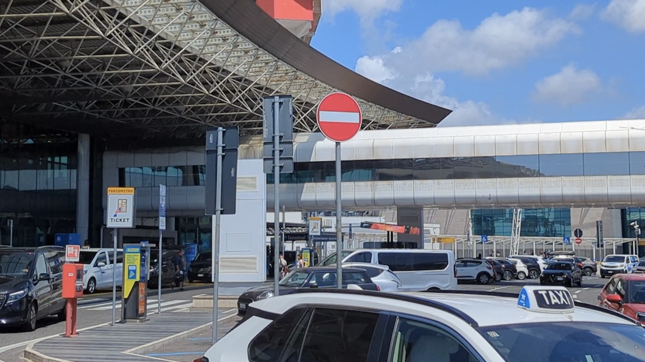 Fiumicino, Comune sospende aumento tariffe taxi: marcia indietro sugli 80 euro per Roma