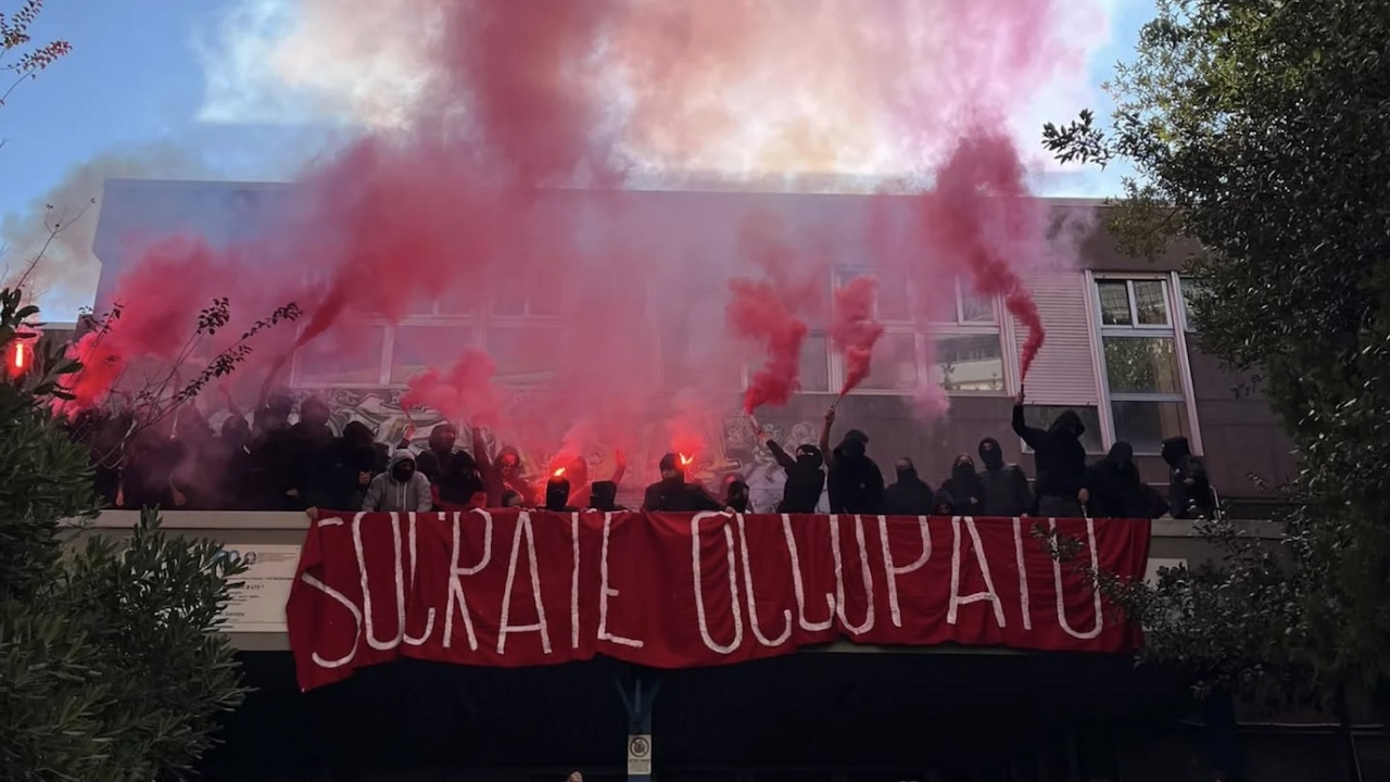 Protesta per la Palestina, a Roma occupato anche il liceo Socrate: "Costruire una mobilitazione larga"