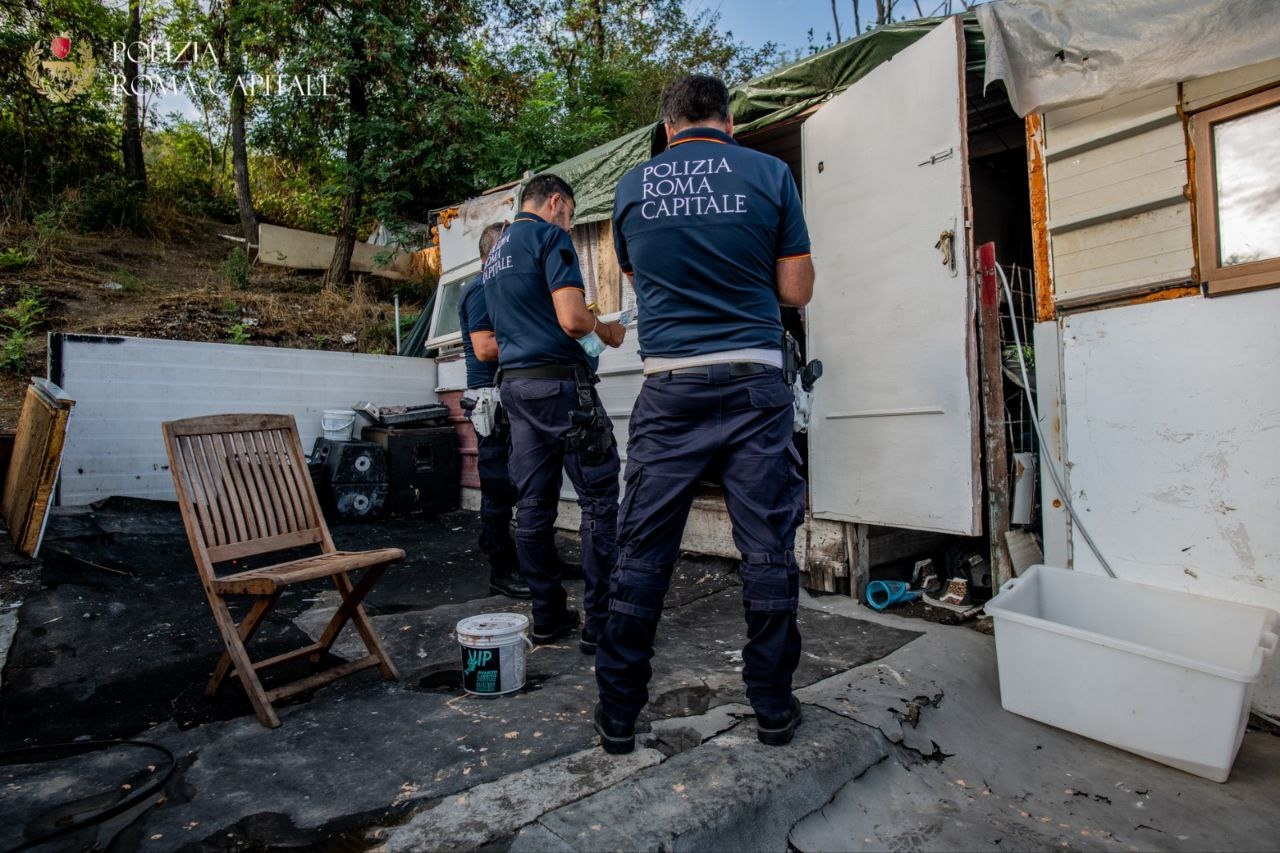 Roma, botte e minacce di morte alla sorella: 35enne arrestato campo rom di via dei Gordiani