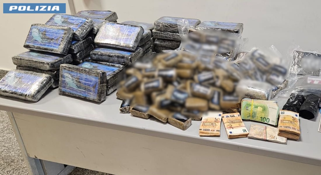 Roma, deposito droga tra box auto e suv: sequestrati 70 kg tra cocaina e hashish