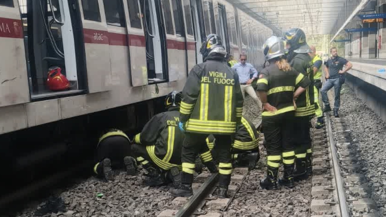 Roma, finisce sui binari e muore sotto treno alla stazione Basilica San Paolo: stop tratte metro B