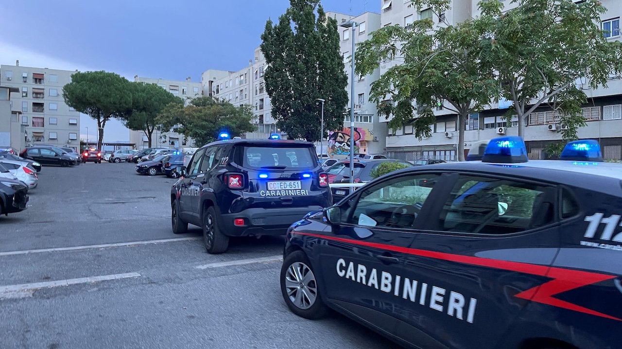 Roma, carabinieri aggrediti durante un controllo a Tor Bella Monaca: calci e pugni per far scappare l'amico pusher