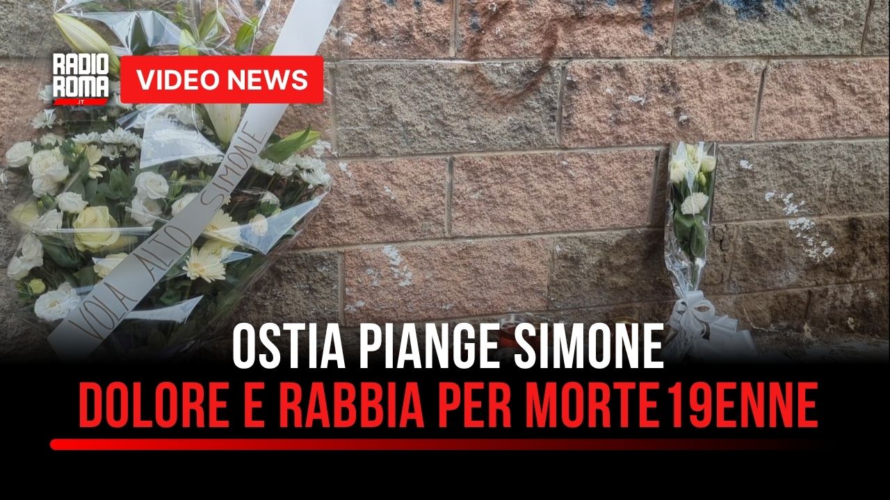 Ostia piange Simone, candele e rose in via Forni per ricordare il 19enne ucciso da una coltellata (VIDEO)