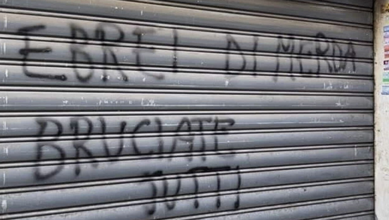 Scritte antisemite su negozi a viale Marconi: indagini in corso