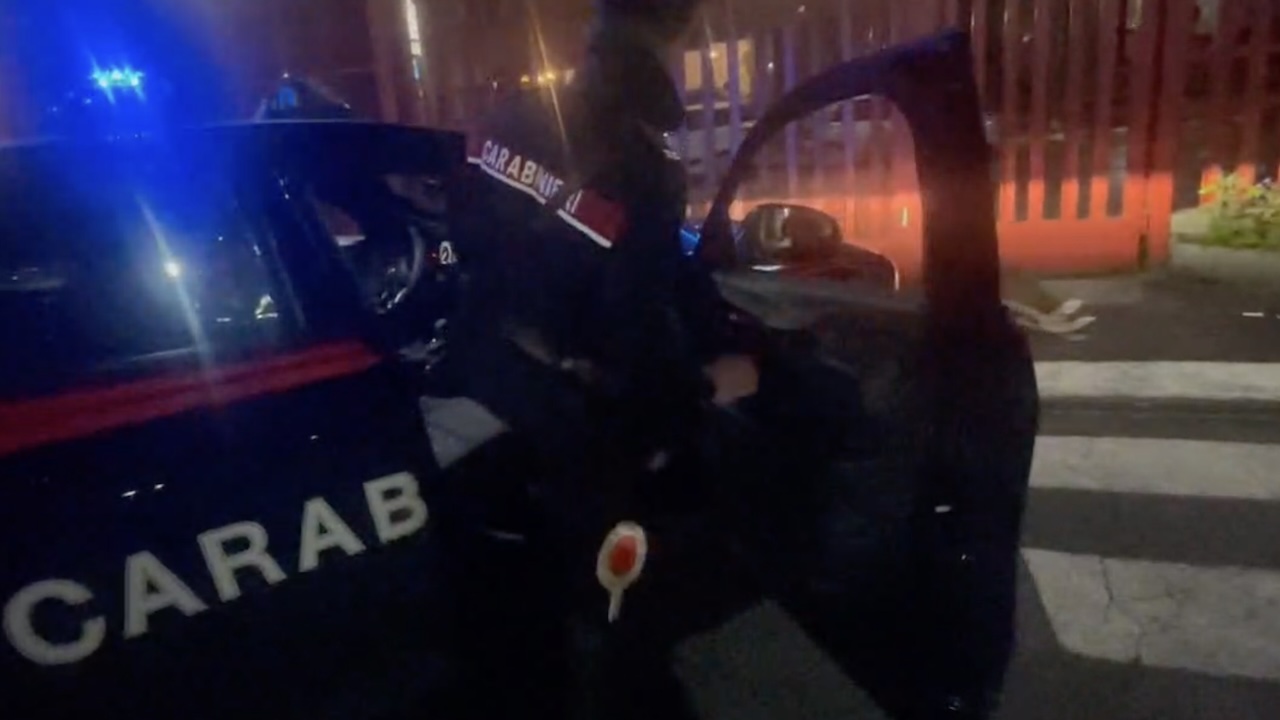 Gambizzato ad Aprilia, gli spari in strada contro un giovane poi la fuga: 31enne si costituisce