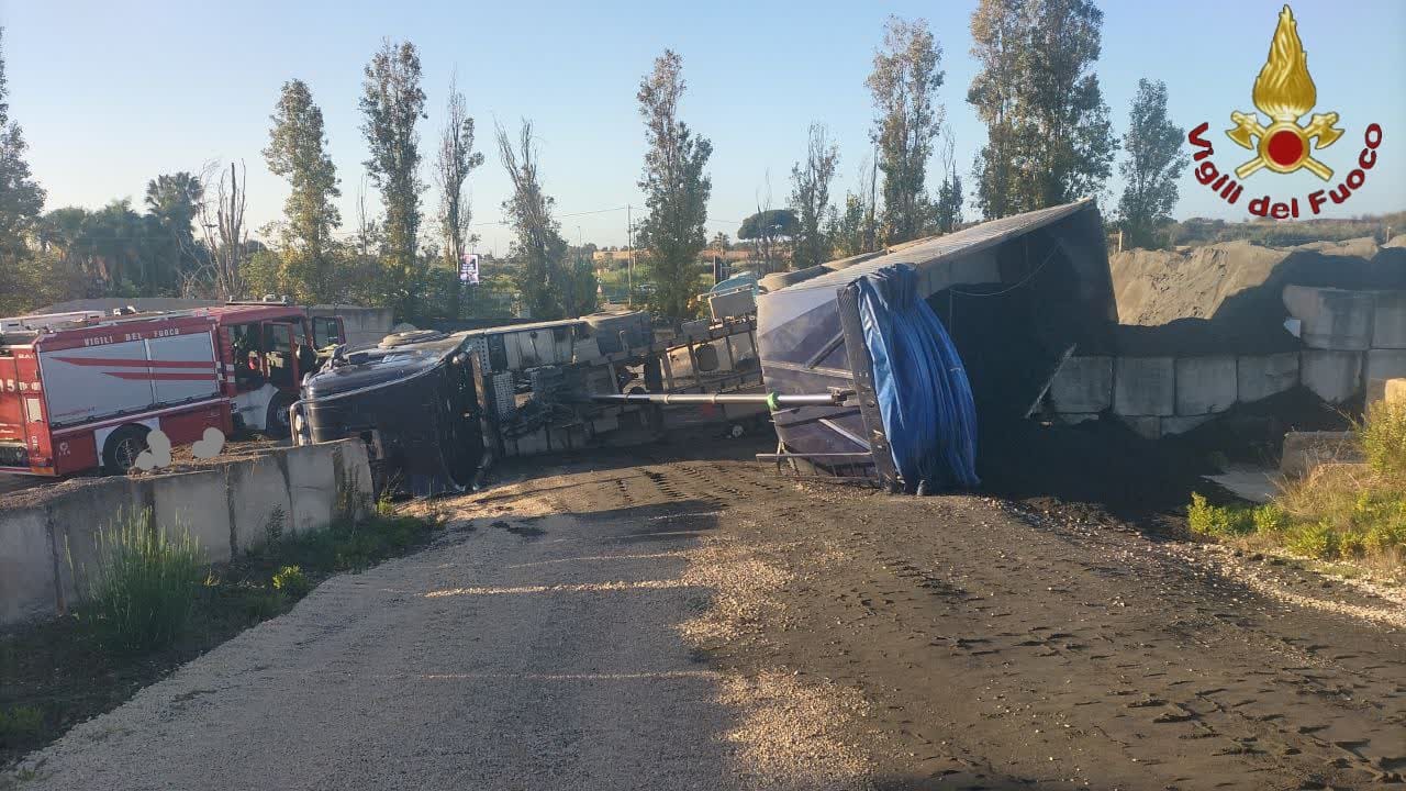 Camion carico di sabbia si ribalta a Cerveteri: ferito l'autista