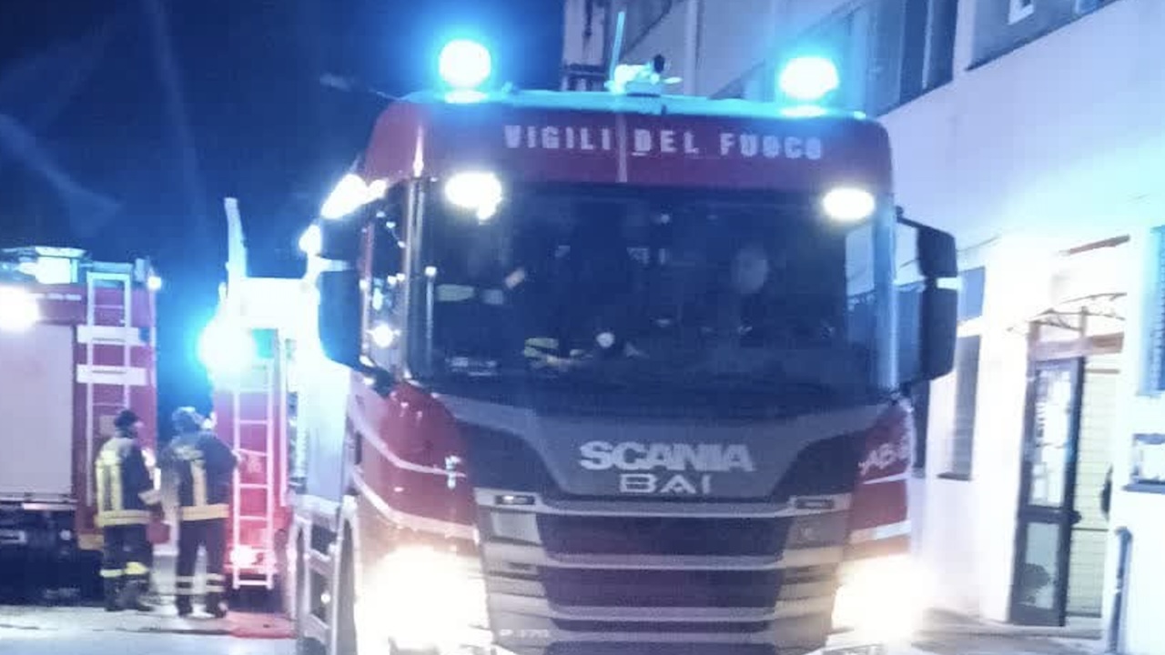 Incendio a Roma, in fiamme capannone occupato da 200 persone: tre intossicati