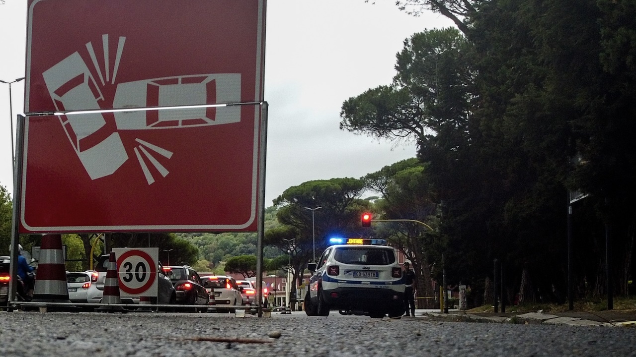 Roma, scontro tra camion e scooter a Malafede: morto 58enne