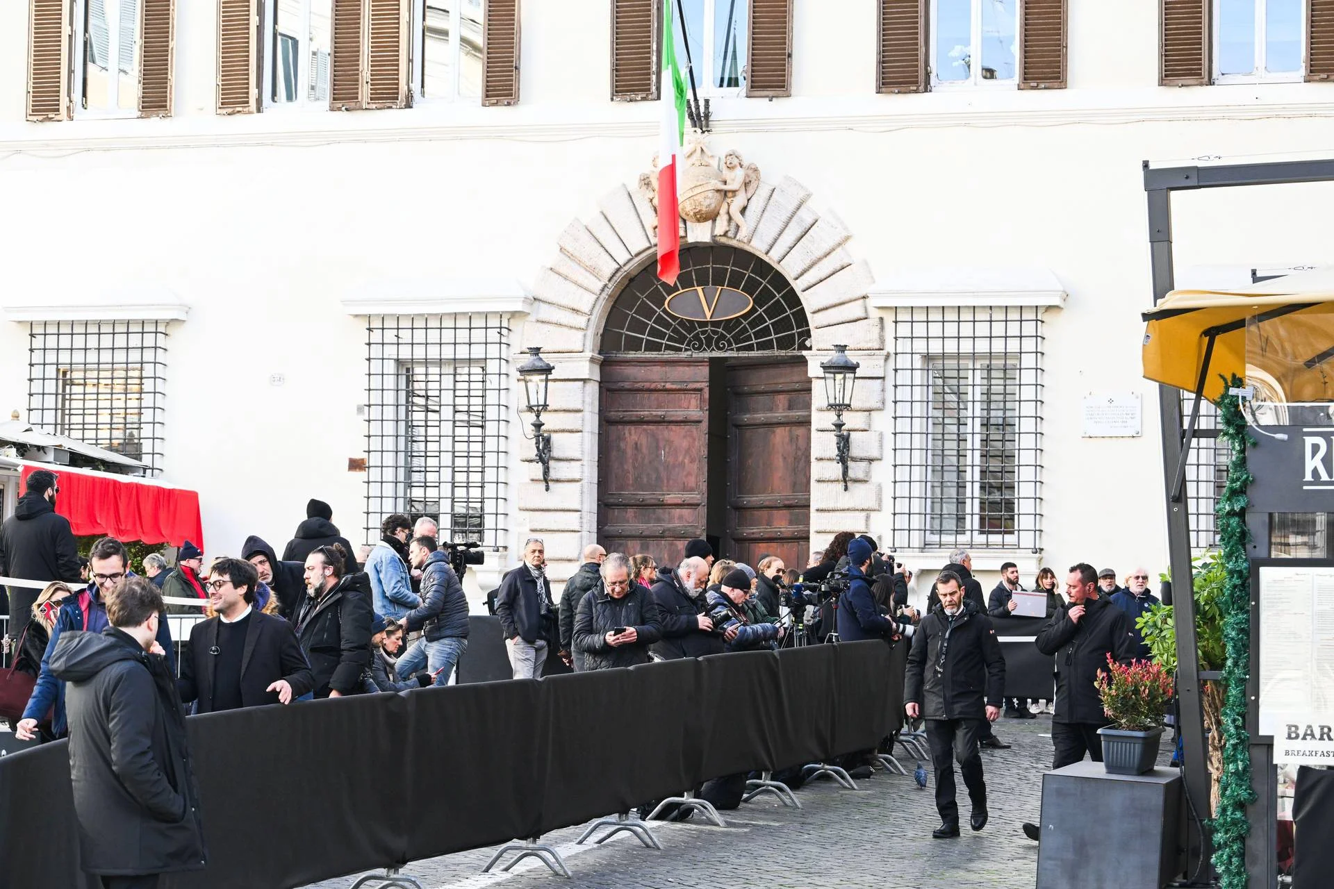 Camera ardente per Valentino: folla a piazza Mignanelli, messa con il cardinale Reina