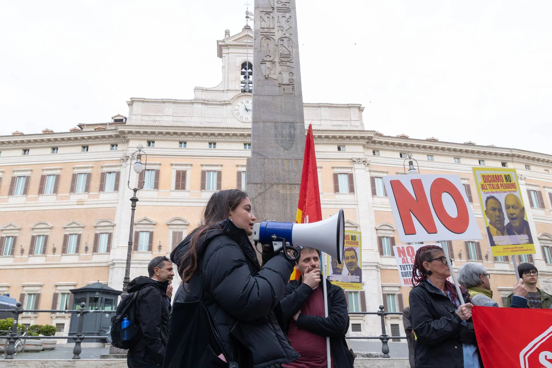 Roma, bruciate in piazza le immagini di Meloni e Nordio: condanna bipartisan e appello alla calma