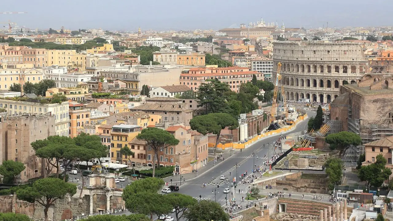 Roma, blitz antiabusivismo nel Centro storico: sei denunce e 2mila sequestri