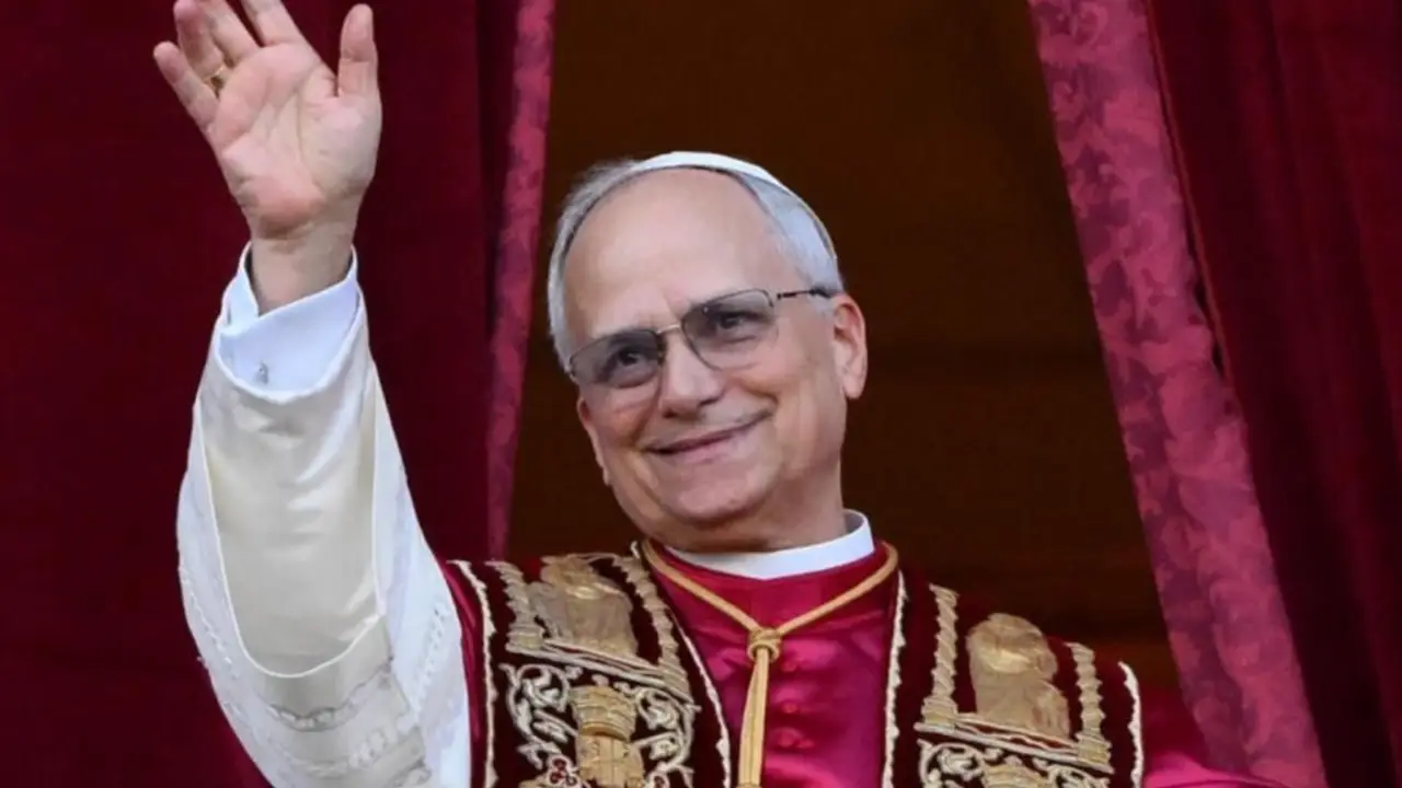 A Castel Gandolfo la nuova Ferrari Luce presentata a Papa Leone XIV
