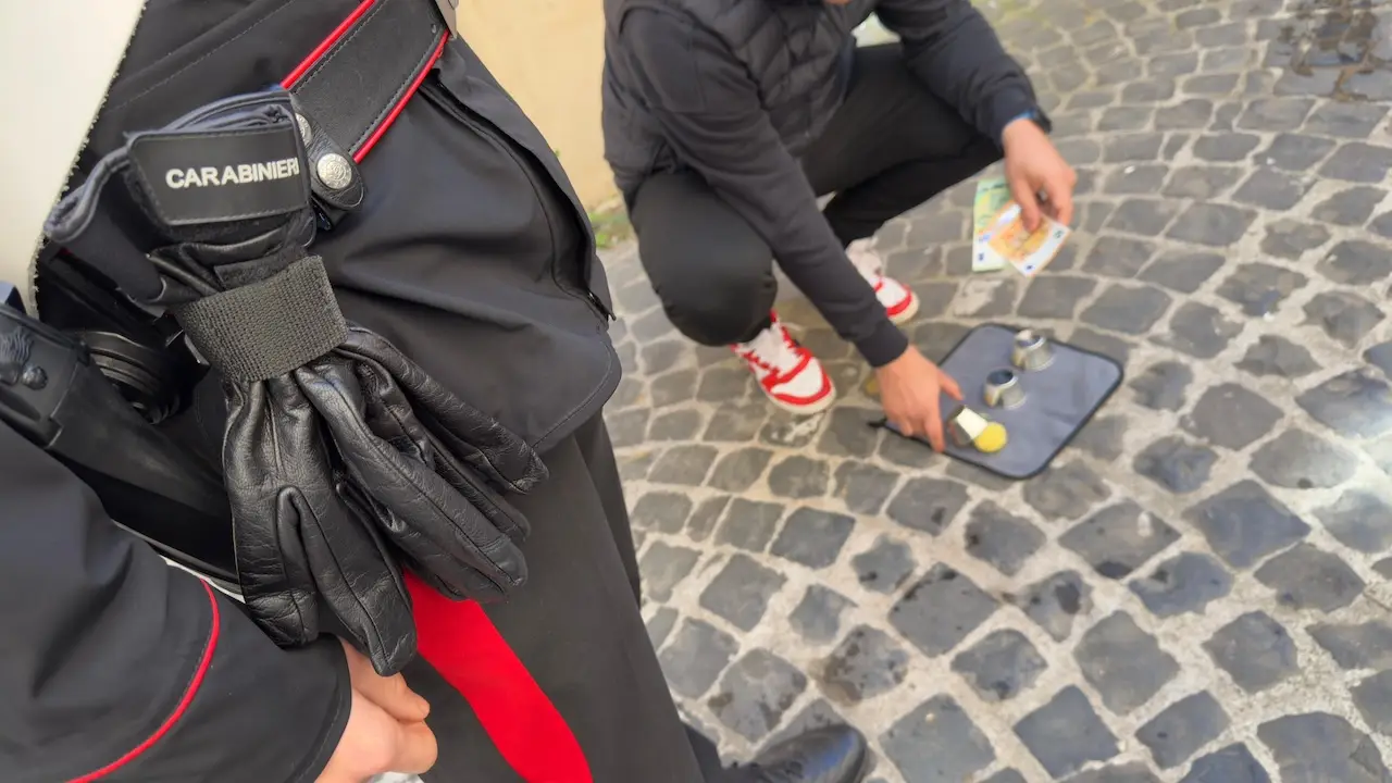Roma, truffa del gioco delle tre campanelle: 10 denunciati nel rione Trevi