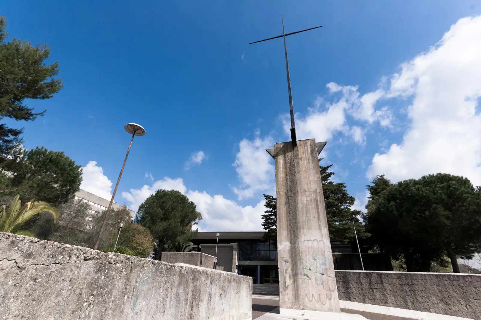 Portuense, profanata la parrocchia di San Paolo della Croce: chiesa chiusa per i rilievi