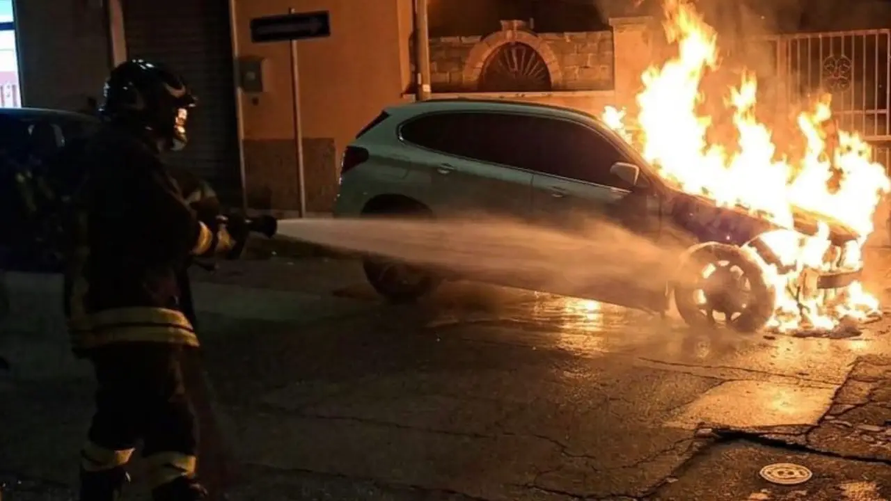 Auto in fiamme a Civitavecchia: il fuoco nella notte in via Benci e Gatti