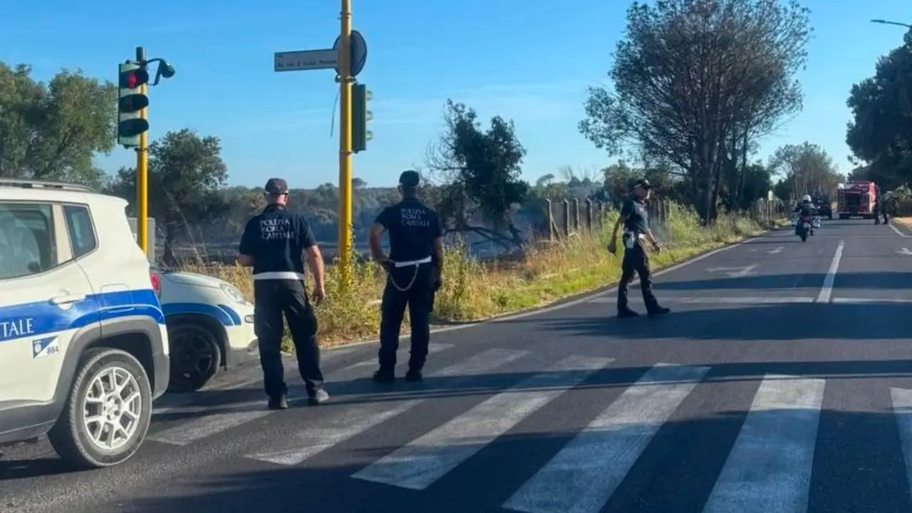 Incendio nella pineta di Castel Fusano: laterale Colombo chiusa durante intervento