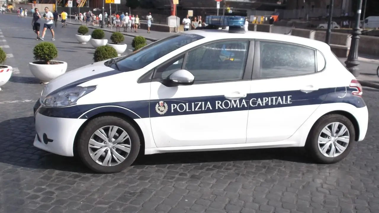 Porta Portese, sequestrati oltre 1.300 profumi: cinque denunciati