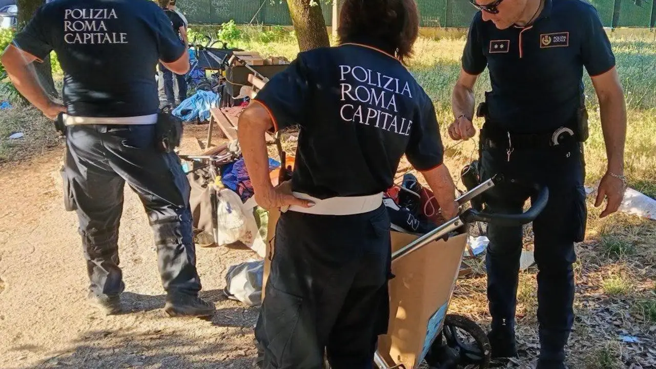 Roma, blitz al mercato abusivo di via Ugo Ojetti: sequestrati 10 metri cubi di merce