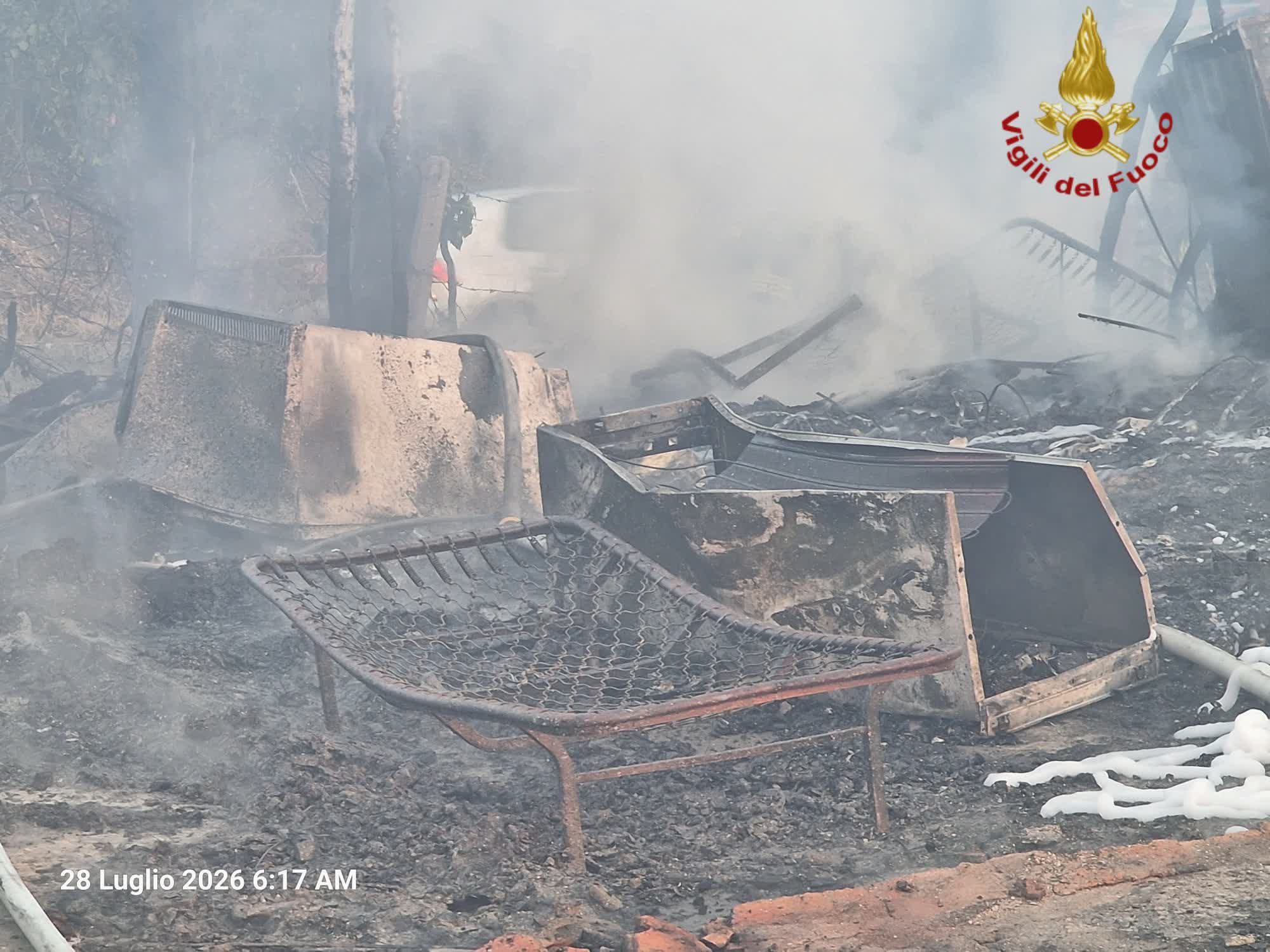 Discarica prende fuoco in via Tiberina