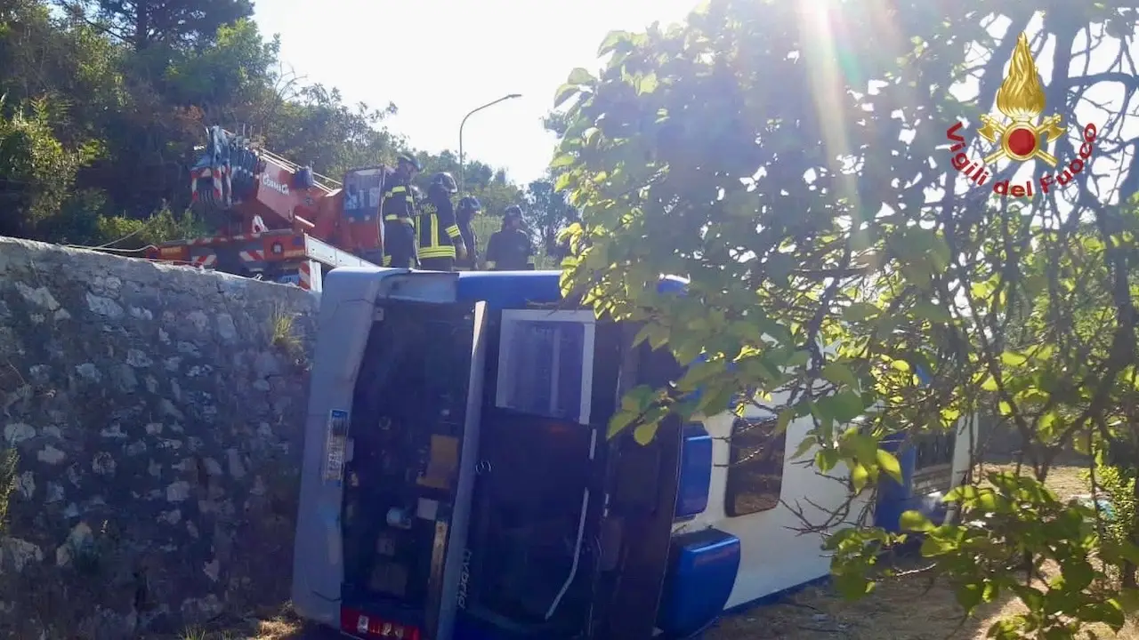 Formia, autobus fuori strada: un morto e due feriti