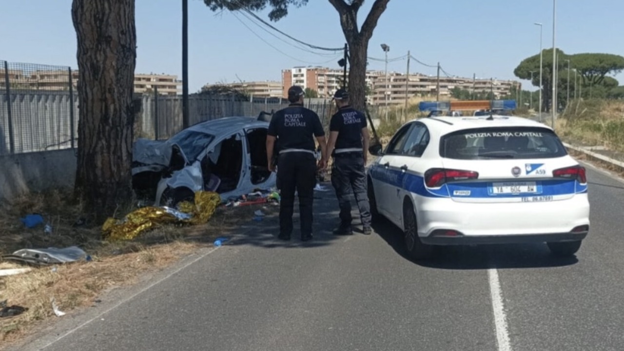 Incidente mortale a Ponte di Nona: auto contro un albero, muore 66enne