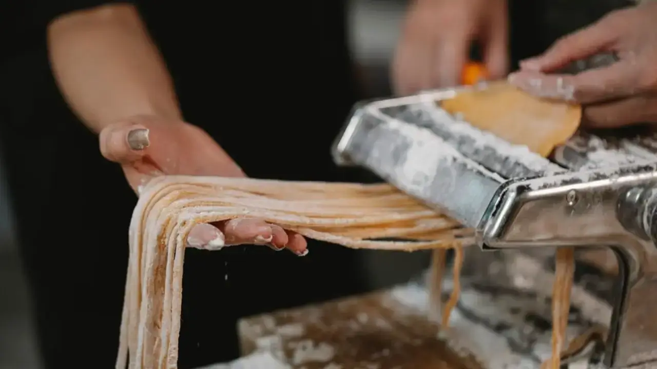 Nonne della pasta in vetrina a Roma, tra tradizione e marketing