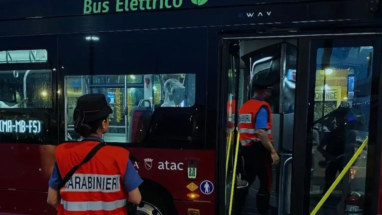 Follia a Roma, automobilista prende a calci bus Atac a San Paolo: all'Eur mezzi colpiti a bastonate
