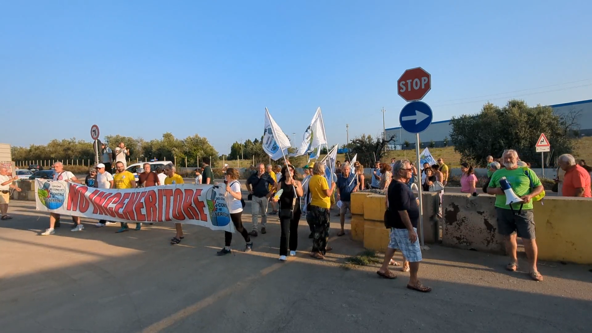 Arrivo del corteo del 31 luglio all'ingresso del cantiere dell'inceneritore