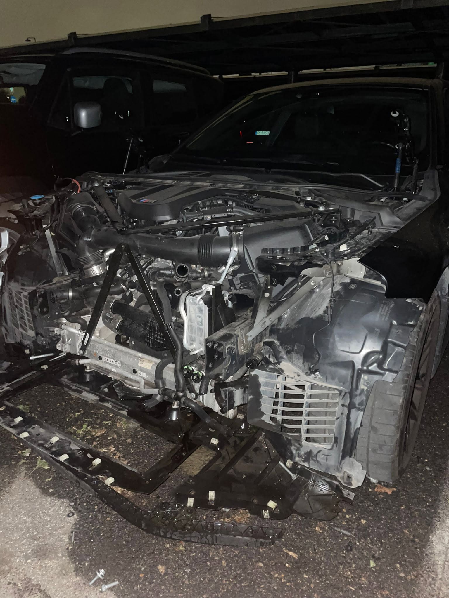 Auto cannibalizzata in un garage